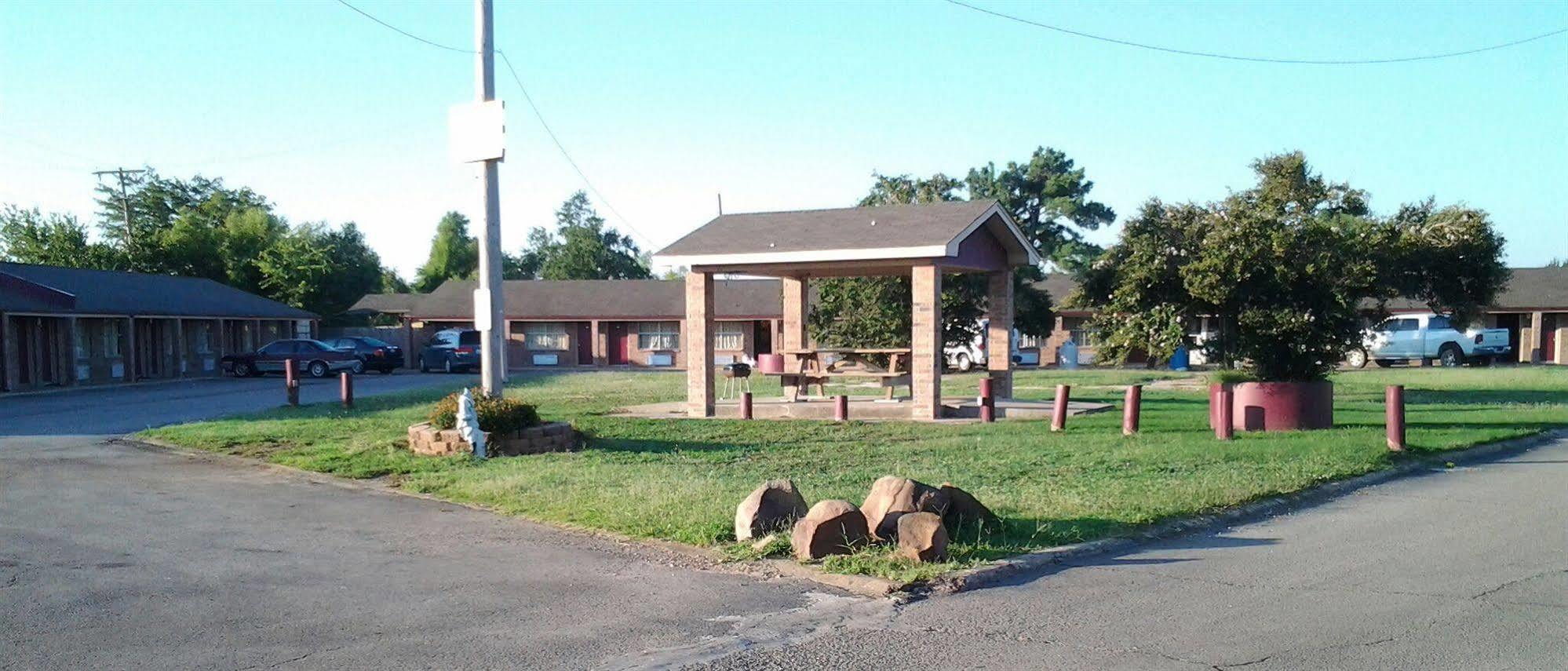 Holiday Motel Hugo Exterior photo